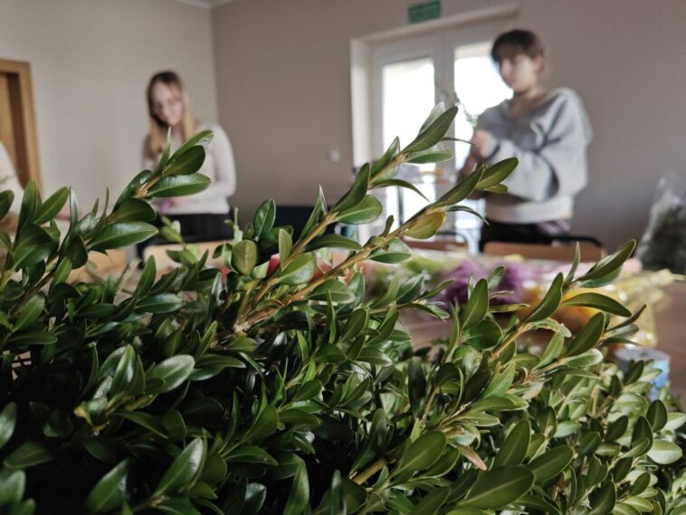 Młodzież przygotowuje palemki!