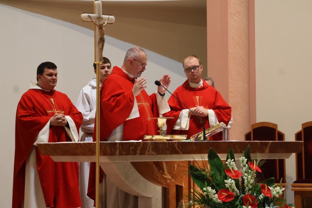 Uroczysta Msza św. pożegnalna ks. Piotra, jako proboszcza Parafii św. Antoniego Padewskiego.